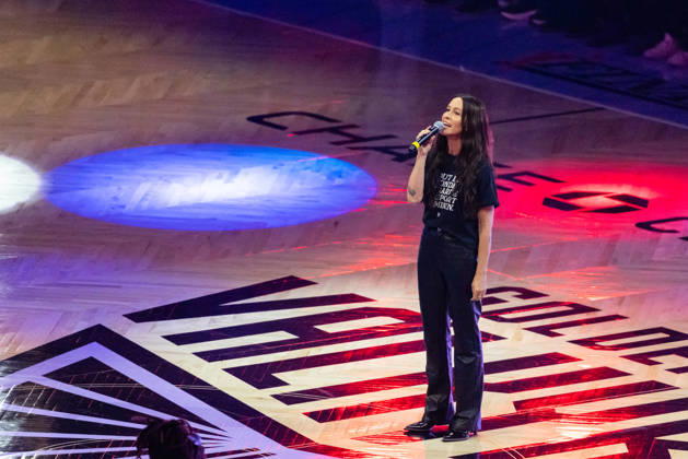 SAN FRANCISCO, CA - OCTOBER 19: Singer Alanis Morissette sings the national anthem before Game Two of the WNBA, Basketball Damen, USA Finals between the Atlanta Dream and the Golden State Valkyries on October 19, 2026 at Chase Center in San Francisco, CA. (Photo by Matthew Huang Icon Sportswire) WNBA: OCT 19 Finals Atlanta Dream at Golden State Valkyries EDITORIAL USE ONLY Icon261019001