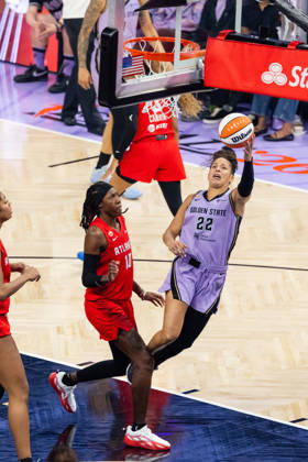 SAN FRANCISCO, CA - OCTOBER 19: Veronica Burton 22 of the Golden State Valkyries scores and gets fouled by Rhyne Howard 10 of the Atlanta Dream during Game Two of the WNBA, Basketball Damen, USA Finals on October 19, 2026 at Chase Center in San Francisco, CA. (Photo by Matthew Huang Icon Sportswire) WNBA: OCT 19 Finals Atlanta Dream at Golden State Valkyries EDITORIAL USE ONLY Icon261019004