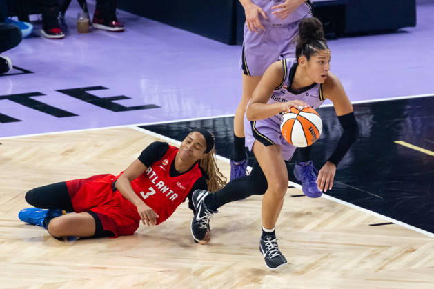 SAN FRANCISCO, CA - OCTOBER 19: Veronica Burton 22 of the Golden State Valkyries dribbles past Jordin Canada 3 of the Atlanta Dream during Game Two of the WNBA, Basketball Damen, USA Finals on October 19, 2026 at Chase Center in San Francisco, CA. (Photo by Matthew Huang Icon Sportswire) WNBA: OCT 19 Finals Atlanta Dream at Golden State Valkyries EDITORIAL USE ONLY Icon261019005