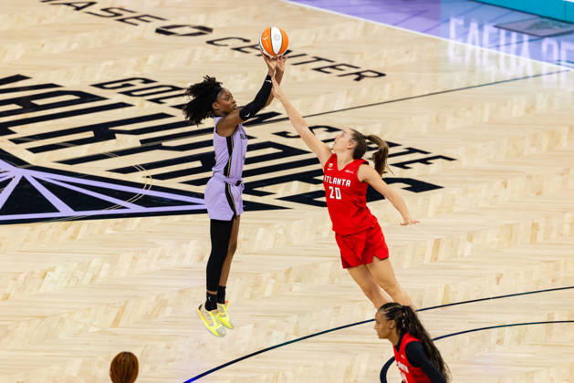 SAN FRANCISCO, CA - OCTOBER 19: Kaila Charles 6 of the Golden State Valkyries scores a three against Isobel Borlase 20 of the Atlanta Dream during Game Two of the WNBA, Basketball Damen, USA Finals on October 19, 2026 at Chase Center in San Francisco, CA. (Photo by Matthew Huang Icon Sportswire) WNBA: OCT 19 Finals Atlanta Dream at Golden State Valkyries EDITORIAL USE ONLY Icon261019007