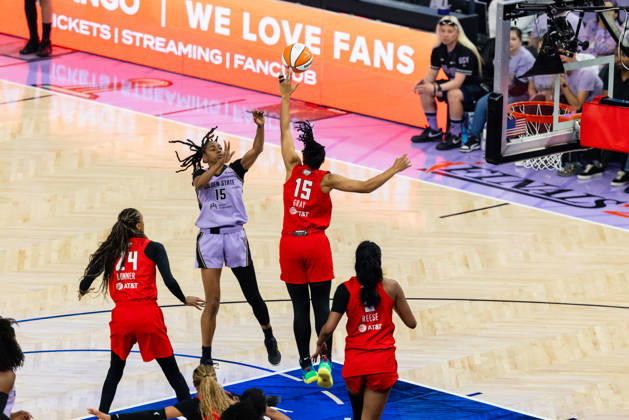 SAN FRANCISCO, CA - OCTOBER 19: Tiffany Hayes 15 of the Golden State Valkyries scores and gets fouled by Allisha Gray 15 of the Atlanta Dream during Game Two of the WNBA, Basketball Damen, USA Finals on October 19, 2026 at Chase Center in San Francisco, CA. (Photo by Matthew Huang Icon Sportswire) WNBA: OCT 19 Finals Atlanta Dream at Golden State Valkyries EDITORIAL USE ONLY Icon261019009