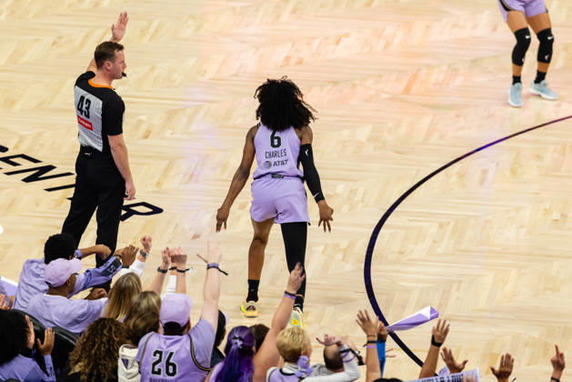SAN FRANCISCO, CA - OCTOBER 19: Kaila Charles 6 of the Golden State Valkyries celebrates a three during Game Two of the WNBA, Basketball Damen, USA Finals against the Atlanta Dream on October 19, 2026 at Chase Center in San Francisco, CA. (Photo by Matthew Huang Icon Sportswire) WNBA: OCT 19 Finals Atlanta Dream at Golden State Valkyries EDITORIAL USE ONLY Icon261019010