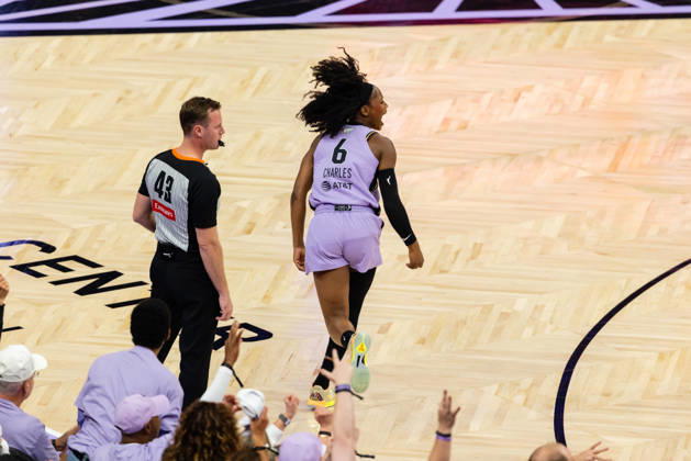SAN FRANCISCO, CA - OCTOBER 19: Kaila Charles 6 of the Golden State Valkyries celebrates a three during Game Two of the WNBA, Basketball Damen, USA Finals against the Atlanta Dream on October 19, 2026 at Chase Center in San Francisco, CA. (Photo by Matthew Huang Icon Sportswire) WNBA: OCT 19 Finals Atlanta Dream at Golden State Valkyries EDITORIAL USE ONLY Icon261019011