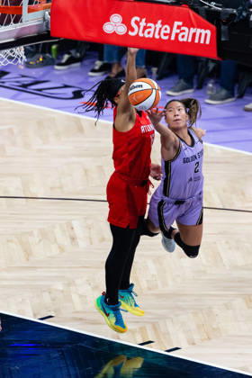 SAN FRANCISCO, CA - OCTOBER 19: Kaitlyn Chen 2 of the Golden State Valkyries scores in the last seconds of the second quarter of Game Two of the WNBA, Basketball Damen, USA Finals against the Atlanta Dream on October 19, 2026 at Chase Center in San Francisco, CA. (Photo by Matthew Huang Icon Sportswire) WNBA: OCT 19 Finals Atlanta Dream at Golden State Valkyries EDITORIAL USE ONLY Icon261019013