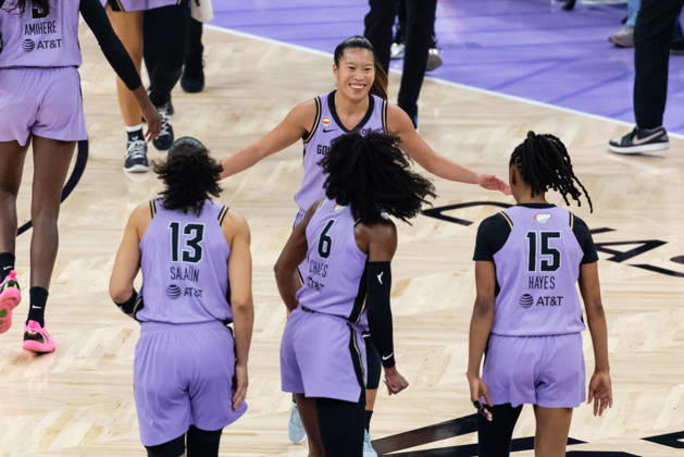 SAN FRANCISCO, CA - OCTOBER 19: Kaitlyn Chen 2 of the Golden State Valkyries celebrates scoring in the last seconds of the second quarter of Game Two of the WNBA, Basketball Damen, USA Finals against the Atlanta Dream on October 19, 2026 at Chase Center in San Francisco, CA. (Photo by Matthew Huang Icon Sportswire) WNBA: OCT 19 Finals Atlanta Dream at Golden State Valkyries EDITORIAL USE ONLY Icon261019014