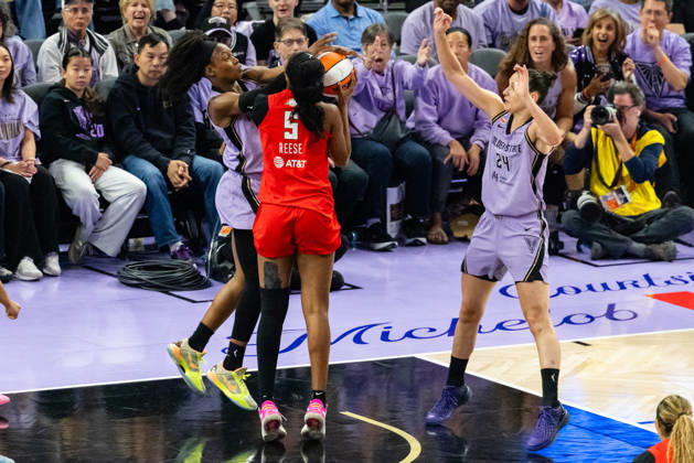 SAN FRANCISCO, CA - OCTOBER 19: Kaila Charles 6 of the Golden State Valkyries forces a jump ball against Angel Reese 5 of the Atlanta Dream during Game Two of the WNBA, Basketball Damen, USA Finals on October 19, 2026 at Chase Center in San Francisco, CA. (Photo by Matthew Huang Icon Sportswire) WNBA: OCT 19 Finals Atlanta Dream at Golden State Valkyries EDITORIAL USE ONLY Icon261019017