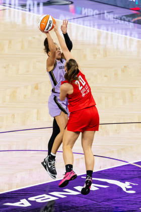 SAN FRANCISCO, CA - OCTOBER 19: Isobel Borlase 20 of the Atlanta Dream blocks a shot by Veronica Burton 22 of the Golden State Valkyries during Game Two of the WNBA, Basketball Damen, USA Finals on October 19, 2026 at Chase Center in San Francisco, CA. (Photo by Matthew Huang Icon Sportswire) WNBA: OCT 19 Finals Atlanta Dream at Golden State Valkyries EDITORIAL USE ONLY Icon261019018