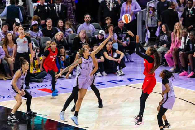 SAN FRANCISCO, CA - OCTOBER 19: DeWanna Bonner 24 of the Atlanta Dream scores against Gabby Williams 1 of the Golden State Valkyries during Game Two of the WNBA, Basketball Damen, USA Finals on October 19, 2026 at Chase Center in San Francisco, CA. (Photo by Matthew Huang Icon Sportswire) WNBA: OCT 19 Finals Atlanta Dream at Golden State Valkyries EDITORIAL USE ONLY Icon261019020
