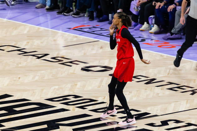 SAN FRANCISCO, CA - OCTOBER 19: DeWanna Bonner 24 of the Atlanta Dream signals quiet after scoring during Game Two of the WNBA, Basketball Damen, USA Finals against the Golden State Valkyries on October 19, 2026 at Chase Center in San Francisco, CA. (Photo by Matthew Huang Icon Sportswire) WNBA: OCT 19 Finals Atlanta Dream at Golden State Valkyries EDITORIAL USE ONLY Icon261019021