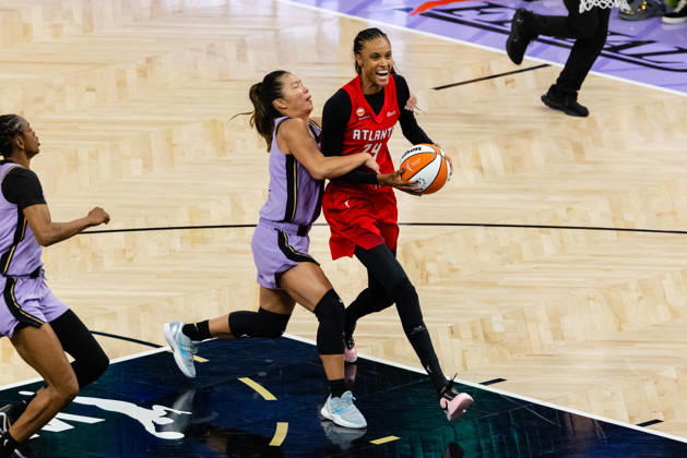 SAN FRANCISCO, CA - OCTOBER 19: Kaitlyn Chen 2 of the Golden State Valkyries fouls DeWanna Bonner 24 of the Atlanta Dream during Game Two of the WNBA, Basketball Damen, USA Finals on October 19, 2026 at Chase Center in San Francisco, CA. (Photo by Matthew Huang Icon Sportswire) WNBA: OCT 19 Finals Atlanta Dream at Golden State Valkyries EDITORIAL USE ONLY Icon261019022