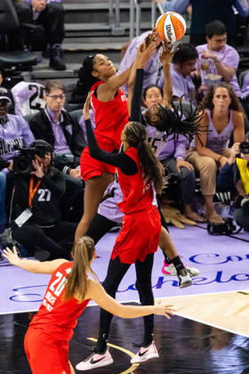 SAN FRANCISCO, CA - OCTOBER 19: Angel Reese 5 of the Atlanta Dream blocks a shot by Tiffany Hayes 15 of the Golden State Valkyries during Game Two of the WNBA, Basketball Damen, USA Finals on October 19, 2026 at Chase Center in San Francisco, CA. (Photo by Matthew Huang Icon Sportswire) WNBA: OCT 19 Finals Atlanta Dream at Golden State Valkyries EDITORIAL USE ONLY Icon261019023