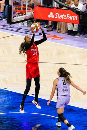 SAN FRANCISCO, CA - OCTOBER 19: DeWanna Bonner 24 of the Atlanta Dream scores during Game Two of the WNBA, Basketball Damen, USA Finals against the Golden State Valkyries on October 19, 2026 at Chase Center in San Francisco, CA. (Photo by Matthew Huang Icon Sportswire) WNBA: OCT 19 Finals Atlanta Dream at Golden State Valkyries EDITORIAL USE ONLY Icon261019024