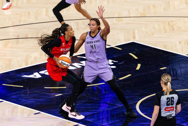 SAN FRANCISCO, CA - OCTOBER 19: Cecilia Zandalasini 24 of the Golden State Valkyries is defended by Kiah Stokes 41 of the Golden State Valkyries during Game Two of the WNBA, Basketball Damen, USA Finals on October 19, 2026 at Chase Center in San Francisco, CA. (Photo by Matthew Huang Icon Sportswire) WNBA: OCT 19 Finals Atlanta Dream at Golden State Valkyries EDITORIAL USE ONLY Icon261019026