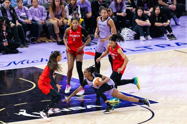 SAN FRANCISCO, CA - OCTOBER 19: Tiffany Hayes 15 of the Golden State Valkyries falls to the floor during Game Two of the WNBA, Basketball Damen, USA Finals against the Atlanta Dream on October 19, 2026 at Chase Center in San Francisco, CA. (Photo by Matthew Huang Icon Sportswire) WNBA: OCT 19 Finals Atlanta Dream at Golden State Valkyries EDITORIAL USE ONLY Icon261019025