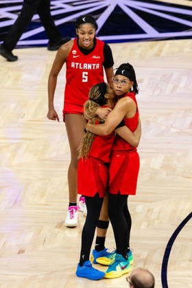 SAN FRANCISCO, CA - OCTOBER 19: Jordin Canada 3 of the Atlanta Dream celebrates a last second three with Allisha Gray 15 in the third quarter of Game Two of the WNBA, Basketball Damen, USA Finals against the Golden State Valkyries on October 19, 2026 at Chase Center in San Francisco, CA. (Photo by Matthew Huang Icon Sportswire) WNBA: OCT 19 Finals Atlanta Dream at Golden State Valkyries EDITORIAL USE ONLY Icon261019031