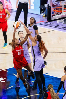 SAN FRANCISCO, CA - OCTOBER 19: Kiah Stokes 41 of the Golden State Valkyries blocks a shot by Naz Hillmon 00 of the Atlanta Dream during Game Two of the WNBA, Basketball Damen, USA Finals on October 19, 2026 at Chase Center in San Francisco, CA. (Photo by Matthew Huang Icon Sportswire) WNBA: OCT 19 Finals Atlanta Dream at Golden State Valkyries EDITORIAL USE ONLY Icon261019032