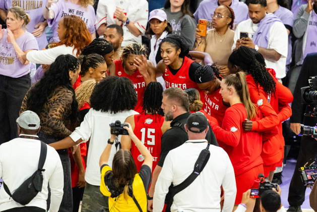 SAN FRANCISCO, CA - OCTOBER 19: The Atlanta Dream huddle after a win in Game Two of the WNBA, Basketball Damen, USA Finals against the Golden State Valkyries on October 19, 2026 at Chase Center in San Francisco, CA. (Photo by Matthew Huang Icon Sportswire) WNBA: OCT 19 Finals Atlanta Dream at Golden State Valkyries EDITORIAL USE ONLY Icon261019036