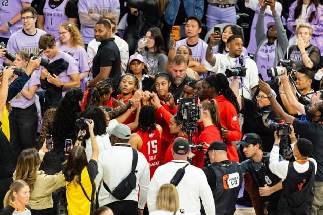 SAN FRANCISCO, CA - OCTOBER 19: The Atlanta Dream huddle after a win in Game Two of the WNBA, Basketball Damen, USA Finals against the Golden State Valkyries on October 19, 2026 at Chase Center in San Francisco, CA. (Photo by Matthew Huang Icon Sportswire) WNBA: OCT 19 Finals Atlanta Dream at Golden State Valkyries EDITORIAL USE ONLY Icon261019037