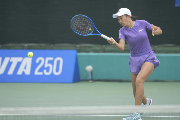 WTA, Tennis Damen Kinoshita Group Japan Open - Day 2 Shuai Zhang of China plays during her round of 32 singles match against Tereza Valentova of the Czech Republic at the 2026 Kinoshita Group Japan Open Women s tennis tournament at Utsubo Tennis Center in Osaka, Japan, on October 20, 2026. Osaka Japan  Copyright: xOwenxHammondx originalFilename:hammond-2026kino261020_npcuA.jpg
