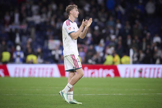 LaLiga - Real Madrid CF v Sevilla FC Real Madrid CF’s Dean Huijsen salutes the fans after La Liga match. October 18 ,2026. Photo by Ropero AlterPhotos ABACAPRESS.COM Madrid Madrid Spain Copyright: xRopero AlterPhotos ABACAx