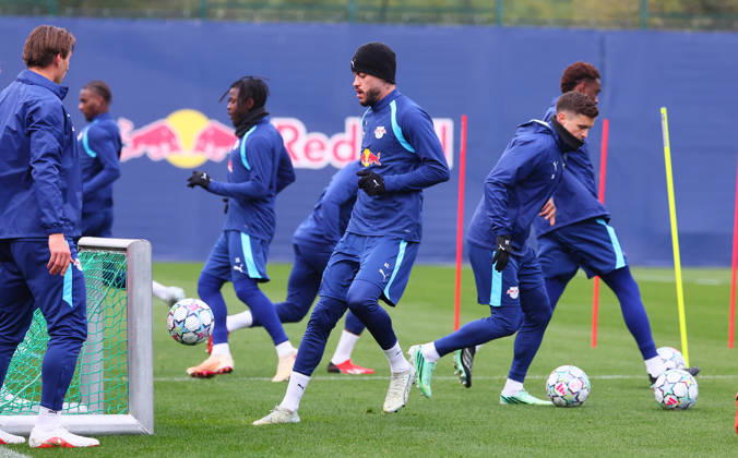 RB Leipzig Training: Champions League, Leipzig, October 20, 2026, RB Academy, UEFA Champions League, RB Leipzig s final training session the day before Real Madrid vs. RB Leipzig. Pictured from left: Romulo (40), RB Leipzig, and Christoph Baumgartner (14), RB Leipzig, Picture Point