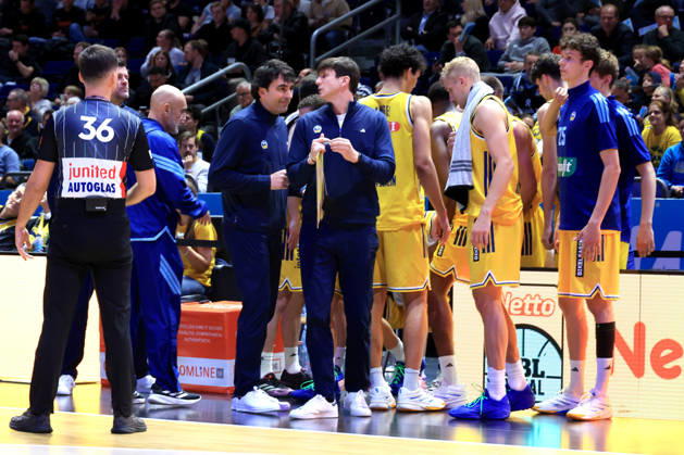 October 19, 2026, Germany, GER, DEU, Basketball, BBL Cup, Day 1, 2026–2027 Season, Berlin, ALBA Berlin vs. Bamberg, Head Coach Pedro Calles (ALBA Berlin), Assistant Coach Vladimir Bogojevic (ALBA Berlin), ALBA players, nordphoto GmbH, Engler, Berlin, Uber Arena, Berlin, Germany Copyright: xNordphotox xEnglerx