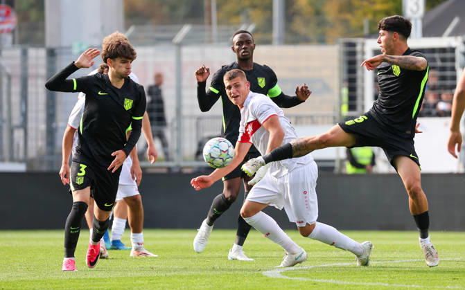 October 20, 2026, Stuttgart, U19 Champions League, 2026–2027 season, U19 Youth League: VfB Stuttgart vs. Atlético Madrid, from left: Oscar Parejo (Mad), Enis Redzepi (VfB), David Fernández (Mad)