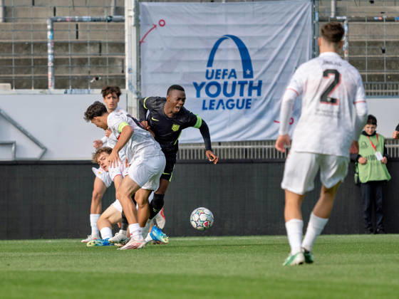 Tackle: Massimo Di Benedetto (VfB Stuttgart, 06) holds off Taufyk Zanzi (Atletico Madrid) to keep possession of the ball, 08, ball retention, shielding, ball control, physical play, dynamism, offensive play, GER, soccer, VfB Stuttgart vs. Atlético Madrid, UEFA Youth League, Matchday 3, Stuttgart, 2026–2027 season, October 20, 2026 GER, Soccer, VfB Stuttgart vs. Atlético Madrid, UEFA Youth League, Matchday 3, Stuttgart, 2026–2027 season, October 20, 2026 Stuttgart Copyright: xCarstenxSchweringx EP_CSG