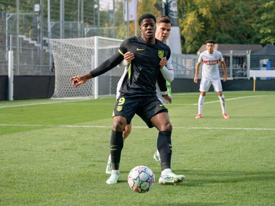 Tackle: Gabriel Obama (Atlético Madrid, 09) holds off Antonijo Janjic (VfB Stuttgart, 02); ball retention, shielding, ball control, physical play, dynamism, offensive play; GER, soccer, VfB Stuttgart vs. Atlético Madrid, UEFA Youth League, Matchday 3, Stuttgart, 2026–2027 season, October 20, 2026 GER, soccer, VfB Stuttgart vs. Atlético Madrid, UEFA Youth League, Matchday 3, Stuttgart, 2026–2027 season, October 20, 2026 Stuttgart Copyright: xCarstenxSchweringx EP_CSG