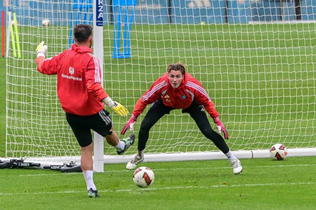 Goalkeeper Heuer, Fernandes, Daniel, Elias, Lahti, and HSV take shots; Germany, Hamburg, Volksparkstadion, soccer, Bundesliga 1, Hamburger SV training session