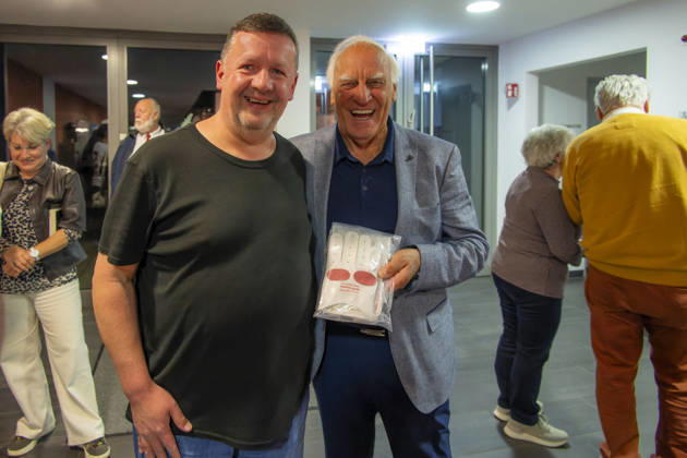 October 20, 2026, Mindelheim, Unterallgäu—Sepp Maier, the former goalkeeper for FC Bayern Munich, is going on tour with his autobiography, Sepp Maier Live, performing on stages across Bavaria. In the background, Franz Bulle (right) and goalkeeper glove manufacturer Christoph Nowak (left) are seen together.