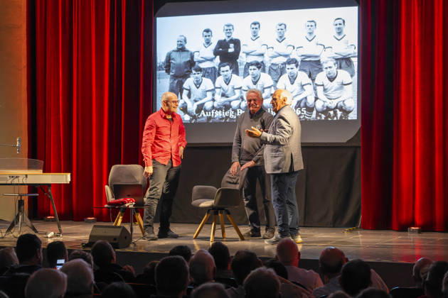 October 20, 2026, Mindelheim, Unterallgäu—Sepp Maier, the former goalkeeper for FC Bayern Munich, is going on tour with his autobiography, Sepp Maier Live, performing on stages across Bavaria. Sepp Maier is joined on stage by Franz Bulle Roth, a former Bayern player, and hosted by Tobias Bücklein.