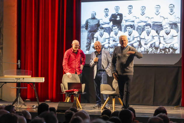 October 20, 2026, Mindelheim, Unterallgäu—Sepp Maier, the former goalkeeper for FC Bayern Munich, is going on tour with his autobiography, Sepp Maier Live, performing on stages across Bavaria. Sepp Maier is joined on stage by Franz Bulle Roth, a former Bayern player, and host Tobias Bücklein.
