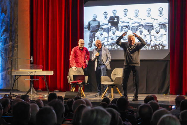 October 20, 2026, Mindelheim, Unterallgäu—Sepp Maier, the former goalkeeper for FC Bayern Munich, is going on tour with his autobiography, Sepp Maier Live, performing on stages across Bavaria. Sepp Maier is joined on stage by Franz Bulle Roth, a former Bayern player, and host Tobias Bücklein.