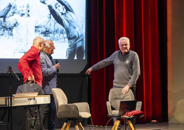October 20, 2026, Mindelheim, Unterallgäu—Sepp Maier, the former goalkeeper for FC Bayern Munich, is going on tour with his autobiography, Sepp Maier Live, performing on stages across Bavaria. Sepp Maier is joined on stage by Franz Bulle Roth, a former Bayern player, and hosted by Tobias Bücklein.