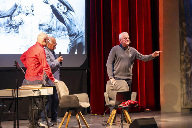 October 20, 2026, Mindelheim, Unterallgäu—Sepp Maier, the former goalkeeper for FC Bayern Munich, is going on tour with his autobiography, Sepp Maier Live, performing on stages across Bavaria. Sepp Maier is joined on stage by Franz Bulle Roth, a former Bayern player, and hosted by Tobias Bücklein.