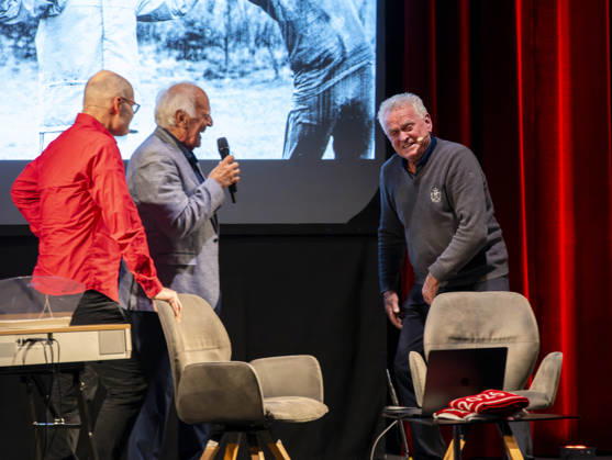 October 20, 2026, Mindelheim, Unterallgäu—Sepp Maier, the former goalkeeper for FC Bayern Munich, is going on tour with his autobiography, Sepp Maier Live, performing on stages across Bavaria. Sepp Maier is joined on stage by Franz Bulle Roth, a former Bayern player, and hosted by Tobias Bücklein.