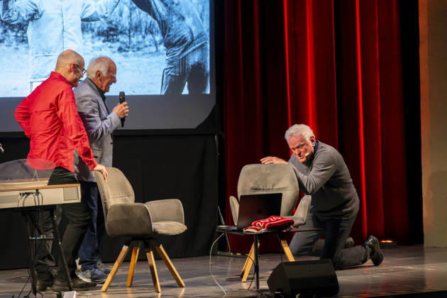 October 20, 2026, Mindelheim, Unterallgäu—Sepp Maier, the former goalkeeper for FC Bayern Munich, is going on tour with his autobiography, Sepp Maier Live, performing on stages across Bavaria. Sepp Maier is joined on stage by Franz Bulle Roth, a former Bayern player, and hosted by Tobias Bücklein.