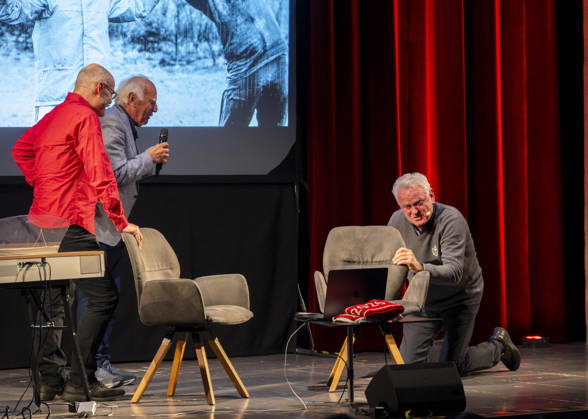 October 20, 2026, Mindelheim, Unterallgäu—Sepp Maier, the former goalkeeper for FC Bayern Munich, is going on tour with his autobiography, Sepp Maier Live, performing on stages across Bavaria. Sepp Maier is joined on stage by Franz Bulle Roth, a former Bayern player, and hosted by Tobias Bücklein.