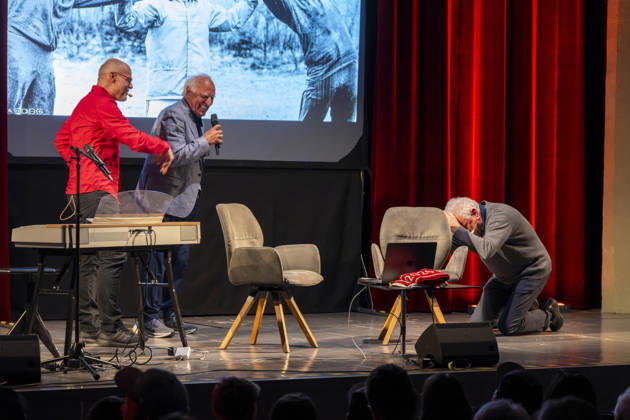 October 20, 2026, Mindelheim, Unterallgäu—Sepp Maier, the former goalkeeper for FC Bayern Munich, is going on tour with his autobiography, Sepp Maier Live, performing on stages across Bavaria. Sepp Maier is joined on stage by Franz Bulle Roth, a former Bayern player, and hosted by Tobias Bücklein.
