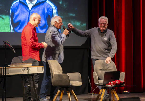 October 20, 2026, Mindelheim, Unterallgäu—Sepp Maier, the former goalkeeper for FC Bayern Munich, is going on tour with his autobiography, Sepp Maier Live, performing on stages across Bavaria. Sepp Maier is joined on stage by Franz Bulle Roth, a former Bayern player, and hosted by Tobias Bücklein.