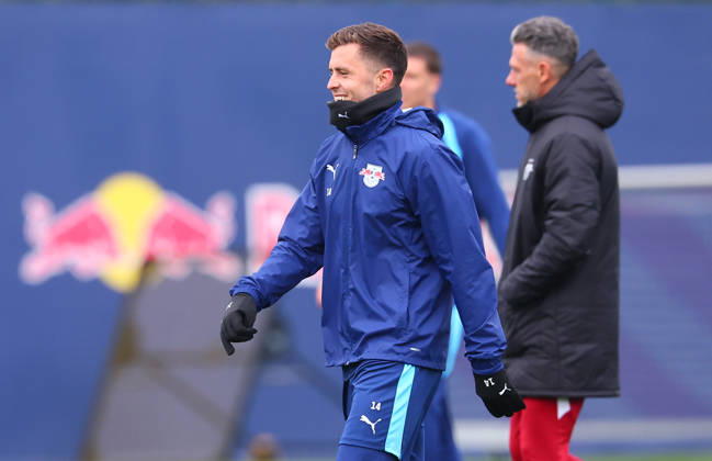 RB Leipzig Training: Champions League, Leipzig, October 20, 2026, RB Academy, UEFA Champions League, RB Leipzig s final training session the day before Real Madrid vs. RB Leipzig; pictured: Christoph Baumgartner, 14, RB Leipzig in front of coach Martin Demichelis, Picture Point