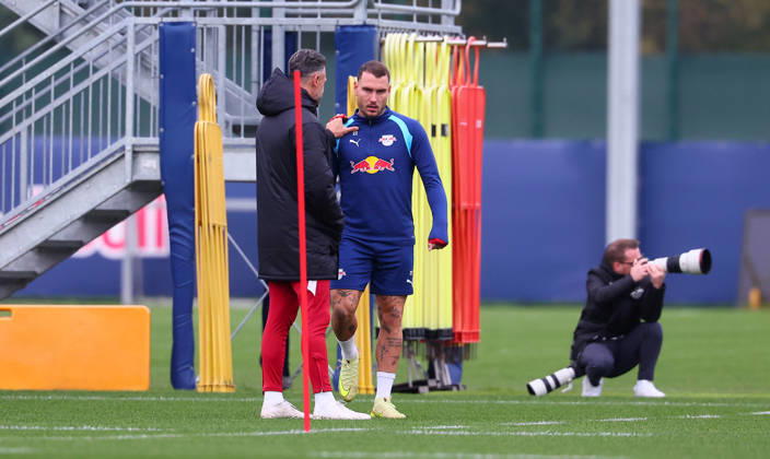 RB Leipzig Training: Champions League, Leipzig, October 20, 2026, RB Academy, UEFA Champions League, RB Leipzig s final training session the day before Real Madrid vs. RB Leipzig. Pictured from left: Coach Martin Demichelis and David Raumr, both of RB Leipzig, Picture Point
