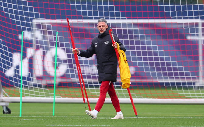 RB Leipzig Training: Champions League, Leipzig, October 20, 2026, RB Academy, UEFA Champions League, RB Leipzig s final training session on the day before Real Madrid vs. RB Leipzig. Pictured: Coach Martin Demichelis, RB Leipzig, Picture Point