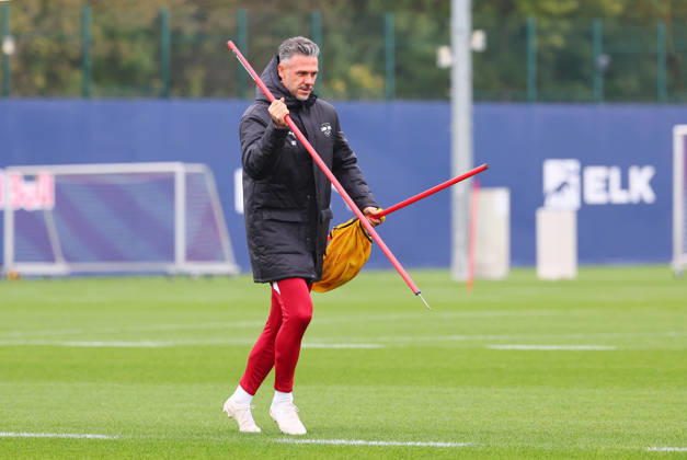RB Leipzig Training: Champions League, Leipzig, October 20, 2026, RB Academy, UEFA Champions League, RB Leipzig s final training session on the day before Real Madrid vs. RB Leipzig. Pictured: Coach Martin Demichelis, RB Leipzig, Picture Point