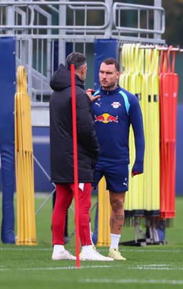 RB Leipzig Training for the Champions League, Leipzig, October 20, 2026, RB Academy, UEFA Champions League, RB Leipzig s final training session the day before Real Madrid vs. RB Leipzig. Pictured: Coach Martin Demichelis (left) and David Raum, both of RB Leipzig, Picture Point