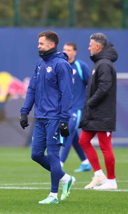 RB Leipzig Training: Champions League, Leipzig, October 20, 2026, RB Academy, UEFA Champions League, RB Leipzig s final training session the day before Real Madrid vs. RB Leipzig, Pictured from left: Christoph Baumgartner, 14, RB Leipzig players in front of coach Martin Demichelis, RB Leipzig, Picture Point