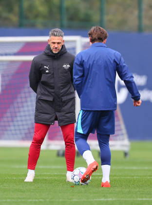 RB Leipzig Champions League Training, Leipzig, October 20, 2026, RB Academy, UEFA Champions League, RB Leipzig s final training session on the day before Real Madrid vs. RB Leipzig; pictured from left: Coach Martin Demichelis, RB Leipzig, and Rocco Reitz, 20, RB Leipzig, Picture Point
