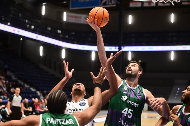 L-R Zed Key (Pardubice) and David Kravish (Malaga) in action during men s Basketball Champions League, group E, 2nd round, BK KVIS Pardubice vs Unicaja Malaga, in Pardubice, Czech Republic, October 20, 2026. (CTKxPhoto JosefxVostarek) CTKPhotoP2026102006517  CTKPhotoP2026102006517