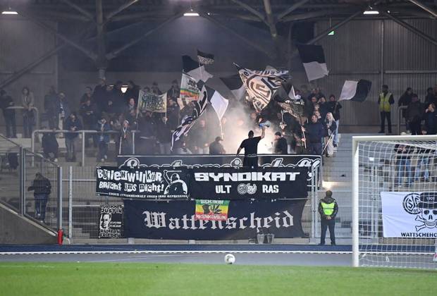 SG Wattenscheid 09 vs. SC Preußen Münster ** FOR EDITORIAL PURPOSES ONLY ** EDITORIAL USE ONLY ** p Soccer Korbmacher Westphalia Cup Round of 16 SG Wattenscheid 09 vs. SC Preußen Münster on October 20, 2026, at Lohrheidestadion in Bochum, Wattenscheid. Wattenscheid fans set off pyrotechnics in the stands. Germany, North Rhine-Westphalia, Bochum, Wattenscheid. Copyright ThorstenxTillmann Copyright: ThorstenxTillmann doc8845ag7ibxk30e5xel6 ,EDITORIAL USE ONLY Copyright: ThorstenxTillmann